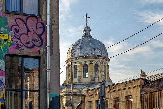 Alternative walking tour New Tiflis and backstreets - Agmashenebeli Avenue brings in the grand facades