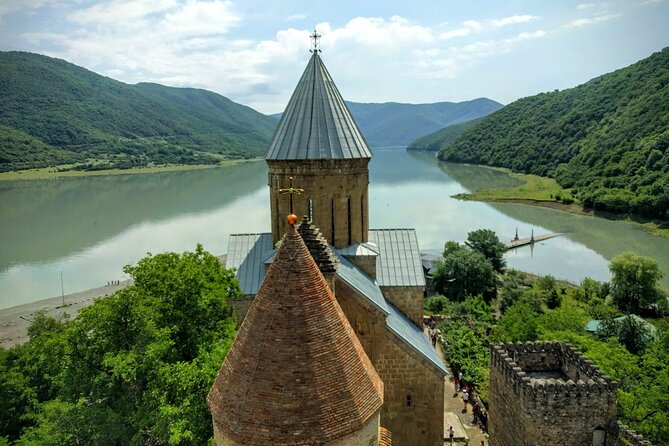 Private Kazbegi Tour: Gergeti, Ananuri & Scenic Views - Guides who add value to a long road day