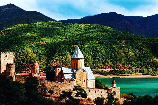 Private Tour Ananuri-Kazbegi-Gudauri - Zhinvali Lake and the changing mountain scenery